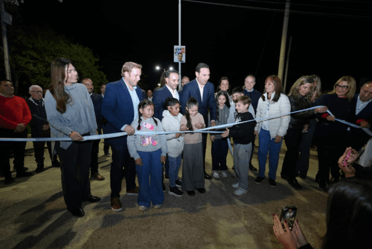 Valdés inauguró 1.700 metros de pavimento e iluminación en la avenida Ferré