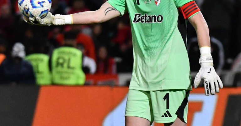 Armani, de «últimamente uno o dos penales atajo» al pedido a los laterales para no dejar solo a Enzo