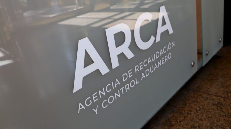 La recaudación de agosto cayó un 2,4% real por menor actividad y baja de impuestos