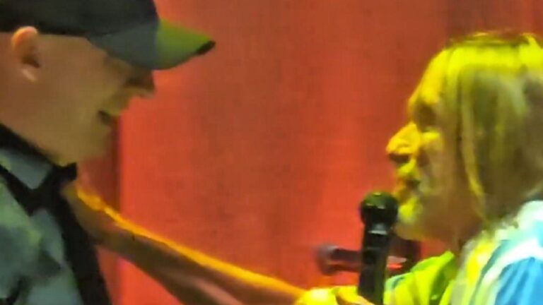 Iggy Pop invitó a Gaspar Benegas para tocar uno de sus hits durante el show en Buenos Aires