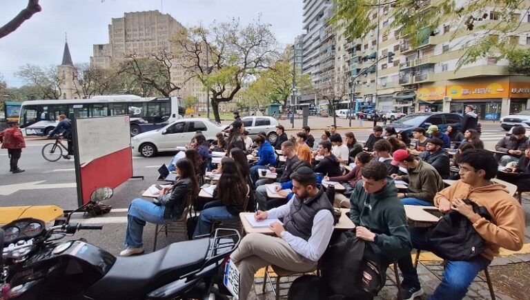 Con clases públicas, arrancó la semana de lucha contra el veto de Milei al financiamiento universitario