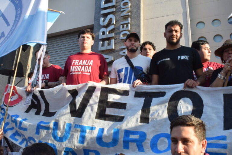 Masiva marcha universitaria en Corrientes