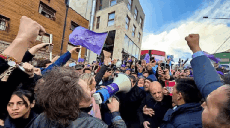 Milei debió suspender el acto de campaña en Ushuaia por protestas y retornó a Buenos Aires