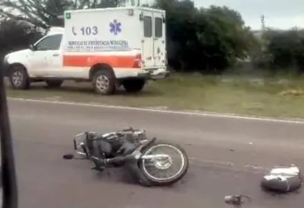 Un hombre tuvo un paro a bordo de su moto, cayó y murió
