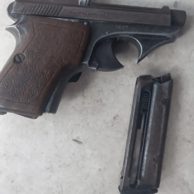 Secuestran arma de fuego con municiones durante un allanamiento.