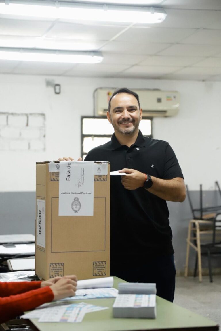 El Gobernador electo votó y llamó a la ciudadanía a decidir