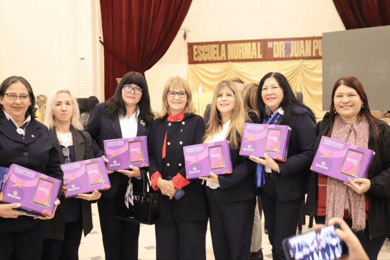 Educación entregó tablets a directivos de escuelas capitalinas