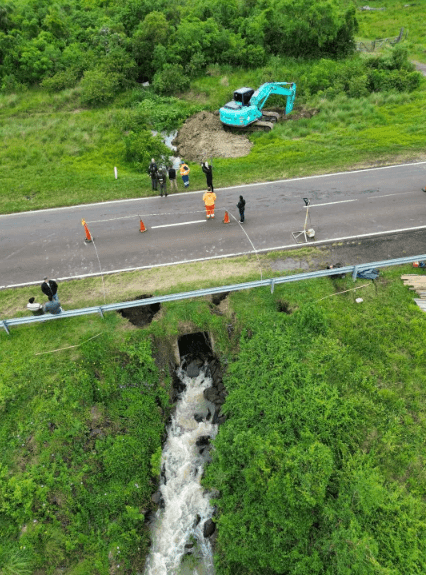 Vialidad Provincial realiza trabajos para reabrir la RN 12 en cercanías a Itá Ibaté