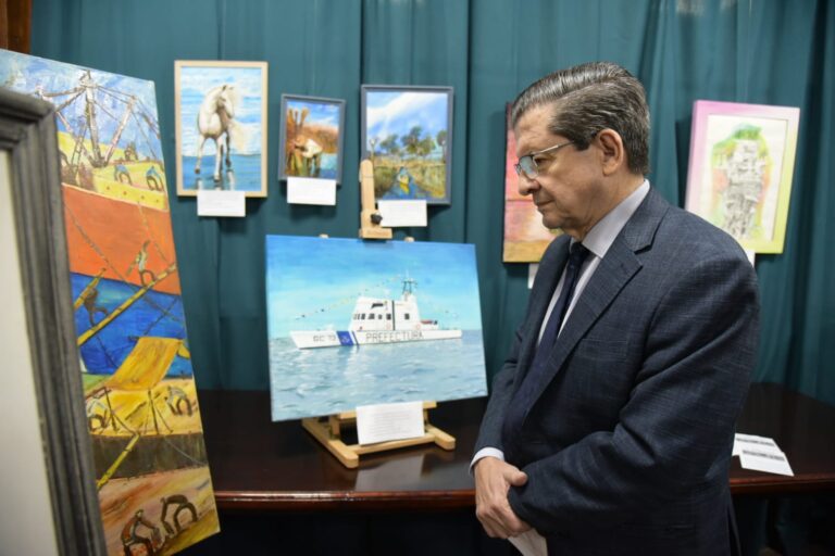 Prefectura inauguró una muestra artística y solidaria en el marco del 32º aniversario de la Asociación Cooperadora SIRGAR
