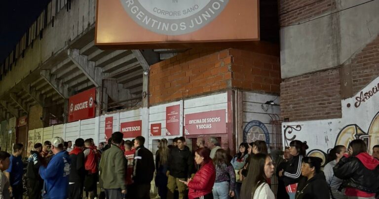 Hinchas de Argentinos acampan en La Paternal por una entrada a la final de la Copa Argentina