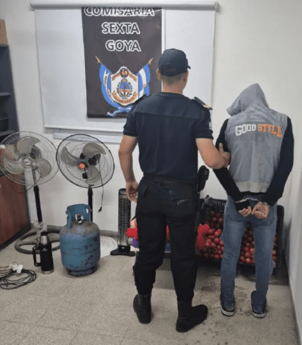 Quedo filmado robando y después ofreciendo el botín