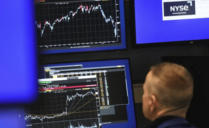 El dólar cayó a $1.435 y el riesgo país volvió a superar los 600 puntos