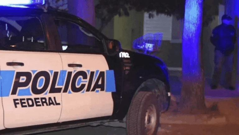 Detienen a un hombre por tenencia de material pornográfico y presunto abuso.