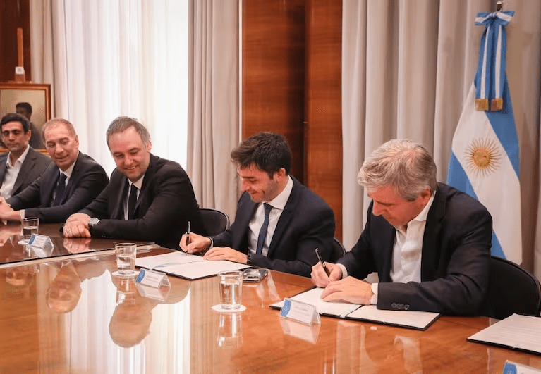 El Gobierno anunció que quitará las retenciones al petróleo: el primer convenio se firmó con Chubut