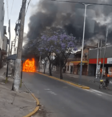 Incendio de un colectivo en Los Polvorines