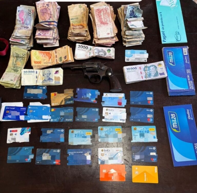 Secuestran armas y dinero en allanamiento.