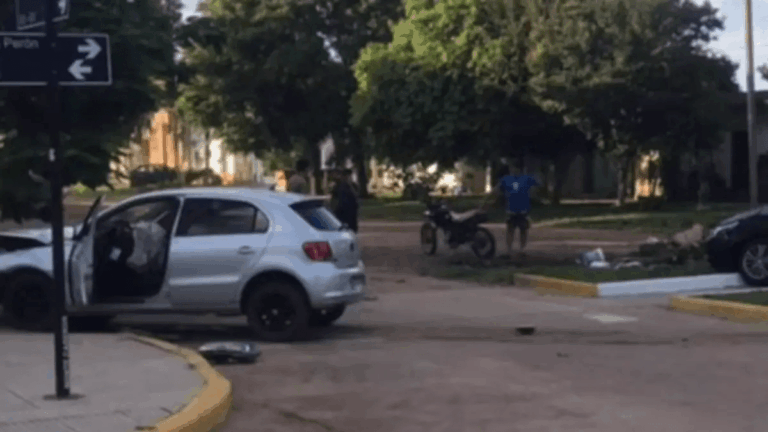 Choque entre dos autos que circulaban a alta velocidad