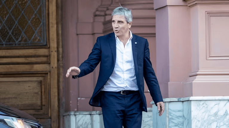 Luis Caputo redobla la presión sobre los intendentes y publica detalles de las tasas municipales que cobran