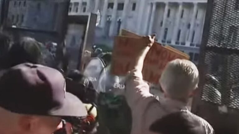 Nuevo enfrentamiento entre Gendarmería y los manifestantes frente al Congreso