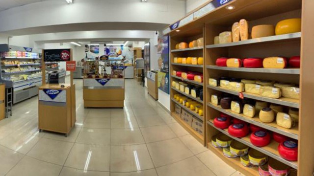 Famosa marca de quesos sufre la crisis: inversores abandonan las franquicias