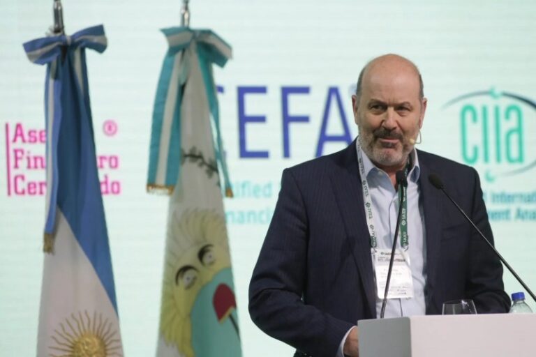 Enojo con el ministro Sturzenegger por comparar viñateros mendocinos con el «Chiqui» Tapia