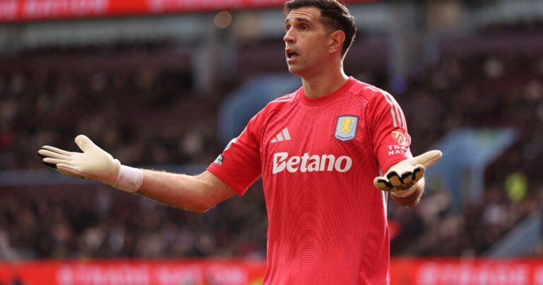 Del primer al séptimo lugar: así terminó Dibu Martínez en el ranking de arqueros de la temporada según la IFFHS