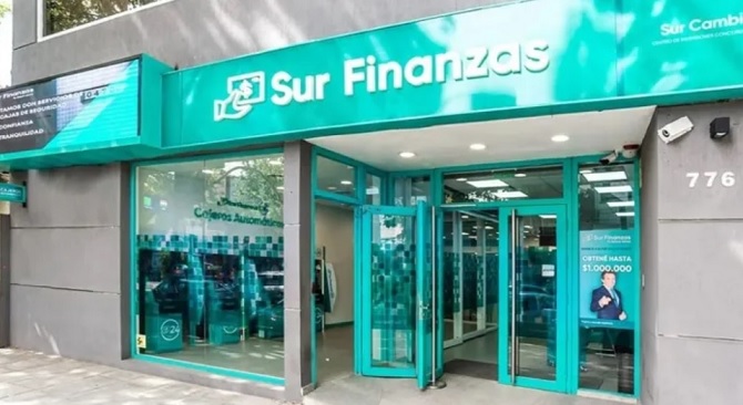 La Justicia allanó financieras por maniobras con el dólar oficial