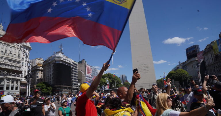 Lo que viene son cosas mejores»: la esperanza de los venezolanos que se manifestaron en el Obelisco