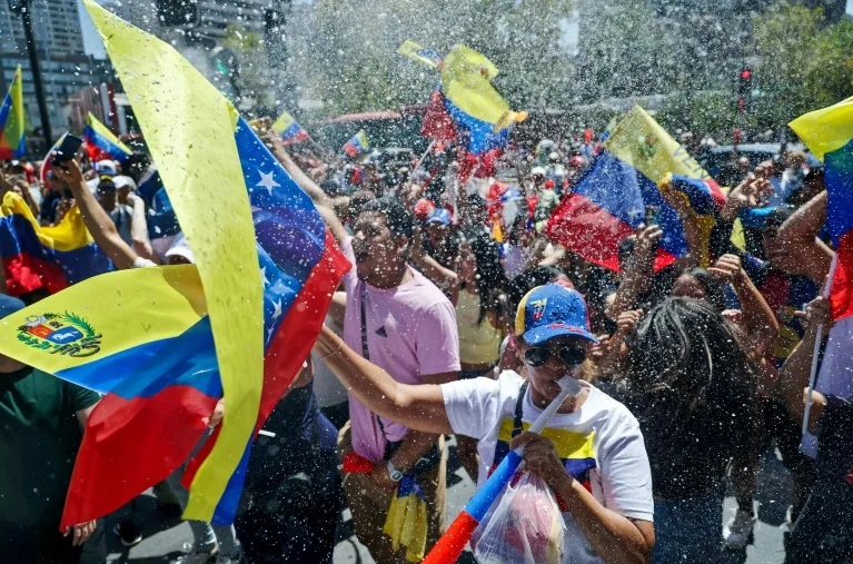 Venezolanos celebran la caída del régimen chavista