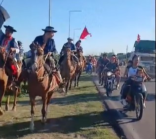 Gauchito Gil: a caballo y en motos, comenzó la caravana de cientos de promeseros