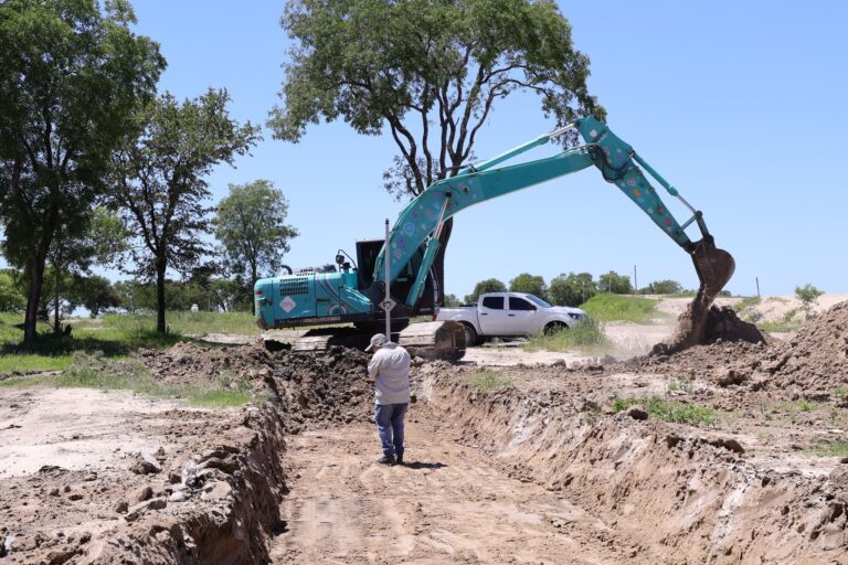 Juan Pablo Valdés dio la orden para el inicio de trabajos pluviales en canales y tuberías en el barrio Perichón de Capital
