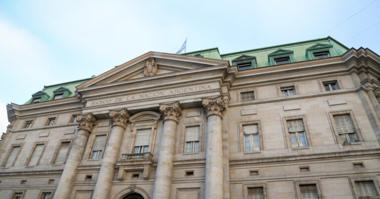 Tras el cambio en su presidencia, el Gobierno oficializó a un nuevo director del Banco Nación