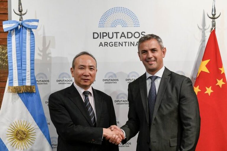 El Congreso impulsa vínculos con Washington y Beijing