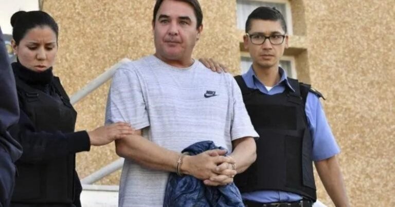 Allanan a un ex funcionario K y a empresarios de Chubut por una denuncia de coimas para frenar el inicio de clases