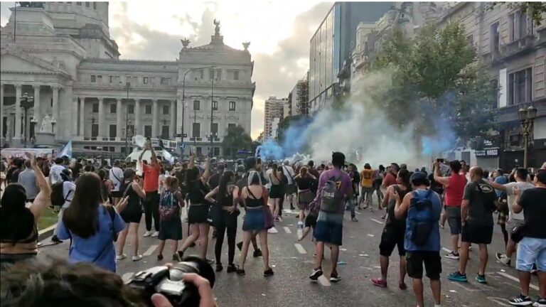 Trabajadores durante la jornada en Congreso: «Que los de la CGT se pongan los pantalones o que se corran!»