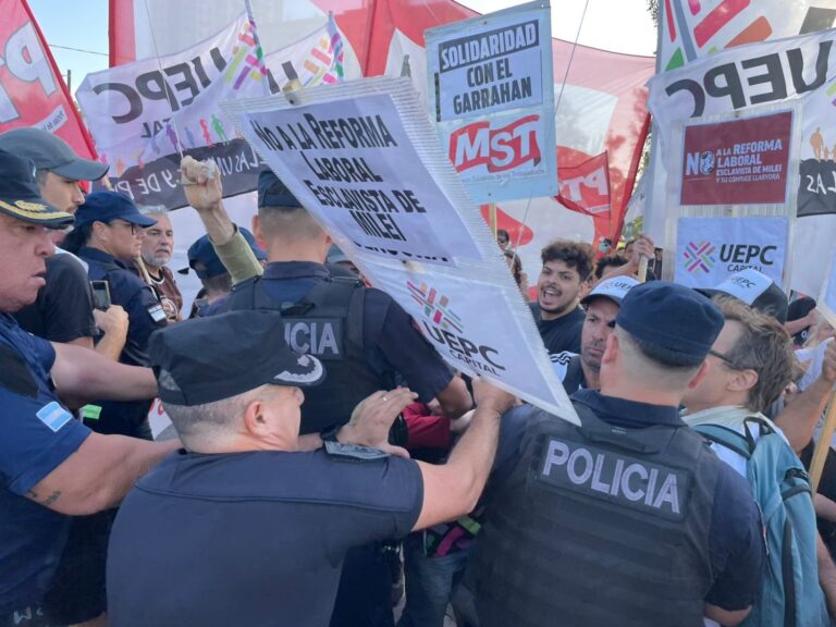 Córdoba: la Policía de Llaryora reprime a docentes y jubilados; hay detenidos y heridos