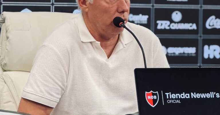 El tenso ida y vuelta entre Sensini y un futbolista que intimó a Newells por falta de pago