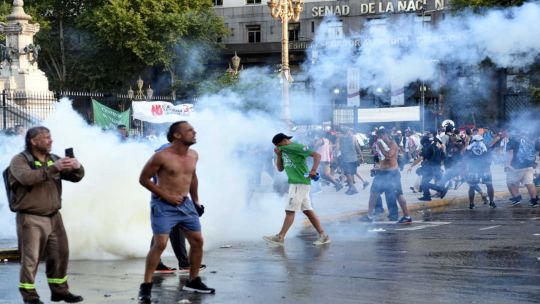 Diez heridos durante las protestas en el Congreso: una anciana sufrió fractura de cadera