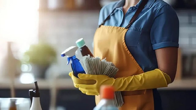 Aumento de sueldo de empleada doméstica: cuánto cobran por día y mes en febrero y marzo 2026