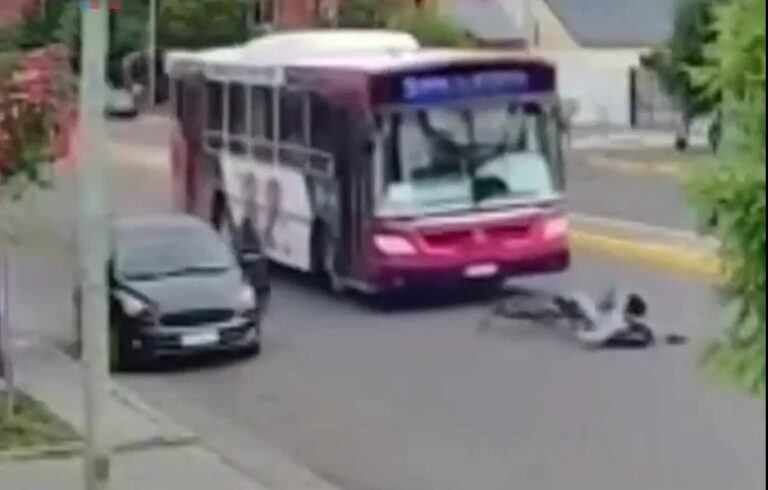 Chubut: un ciclista chocó contra la puerta de un auto, cayó debajo de un colectivo y se salvó de milagro