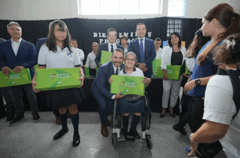 Valdés inauguró la Escuela Juan Domingo Perón y fortaleció la educación digital
