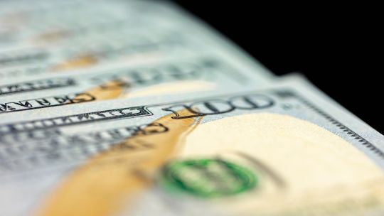 El dólar blue cerró en baja este miércoles 11 de marzo y el Banco Central sigue comprando dólares