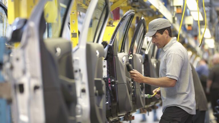 Alarma en la industria: inflación persistente, dólar atrasado y un llamado del Gobierno que preocupa
