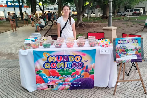 Siomara Arredondo, de 13 años, atendiendo su puesto de golosinas en el polideportivo de La Paz, Entre Ríos.