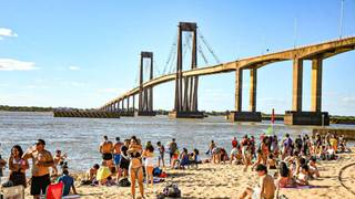 Termómetro marcando alta temperatura bajo el sol en Corrientes
