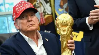Logotipo de Amnistía Internacional junto a un balón de fútbol y un mapa con las sedes del Mundial 2026.