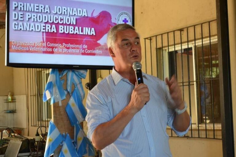 Participantes en una salida a campo durante la Jornada de Producción Ganadera Bubalina en Paso Florentín, Corrientes.