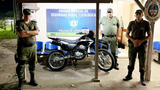 Efectivos policiales realizando un control vehicular en una ruta de Corrientes