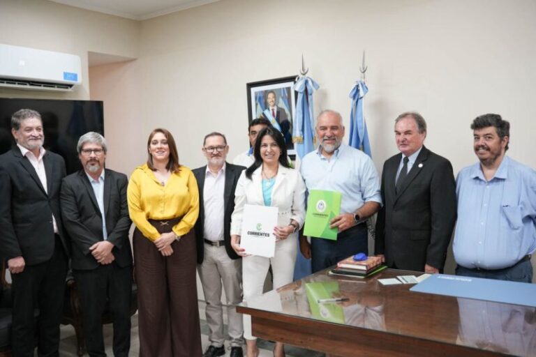 Intendente Claudio Polich y ministra Ana Miño firmando convenio de educación vial en Corrientes