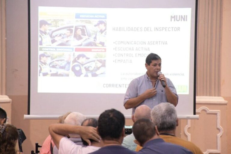 Agentes de tránsito de Corrientes participando en una jornada de capacitación en la Sociedad Española